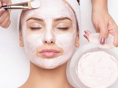 woman receiving facial mask in spa beauty salon VZE7P36