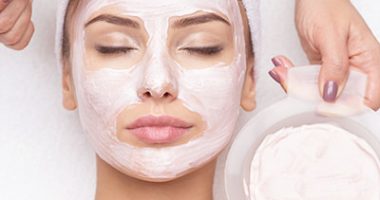 woman receiving facial mask in spa beauty salon VZE7P36